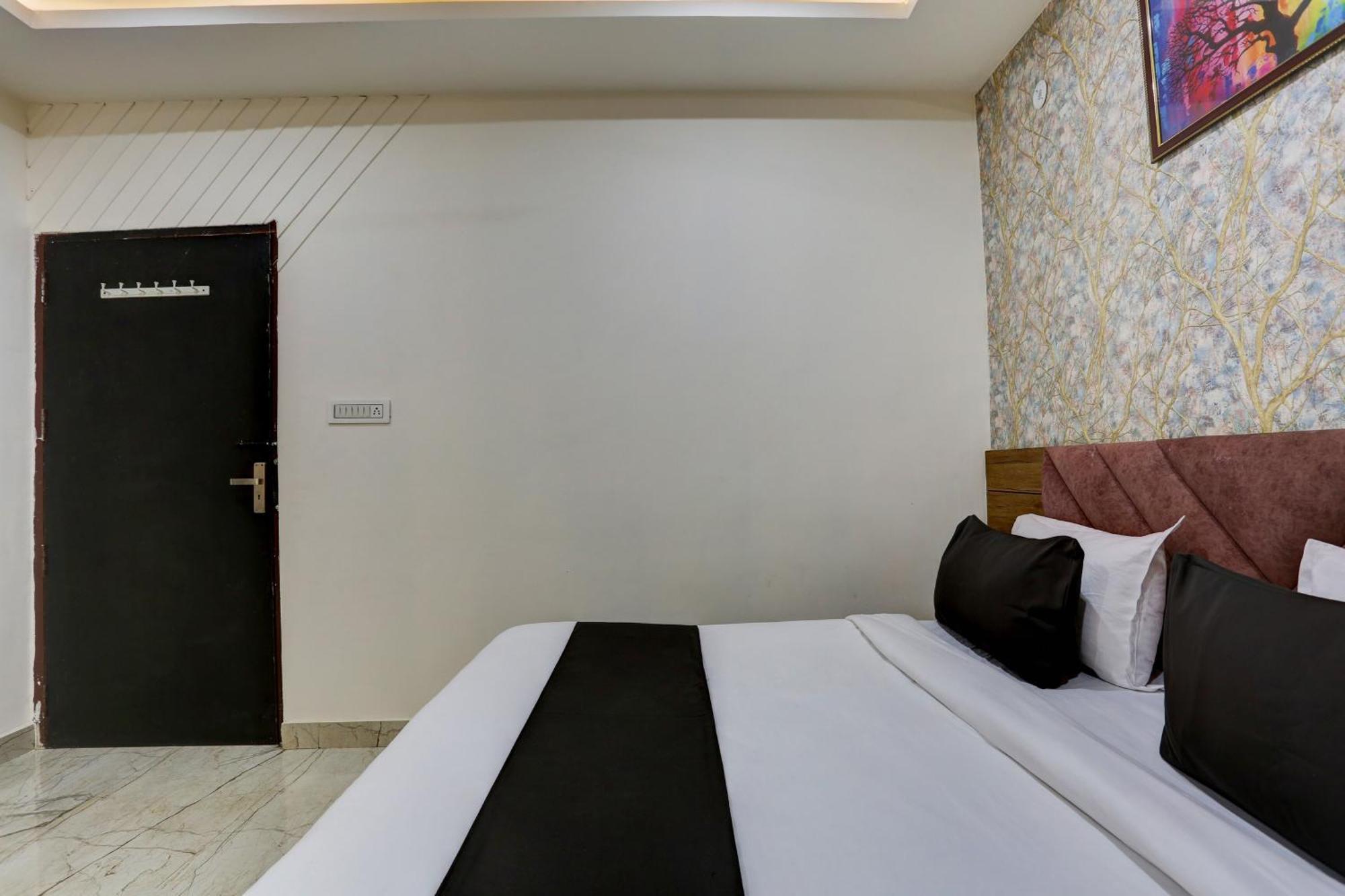 Hotel Collection O Jairaj Alwar Exteriér fotografie
